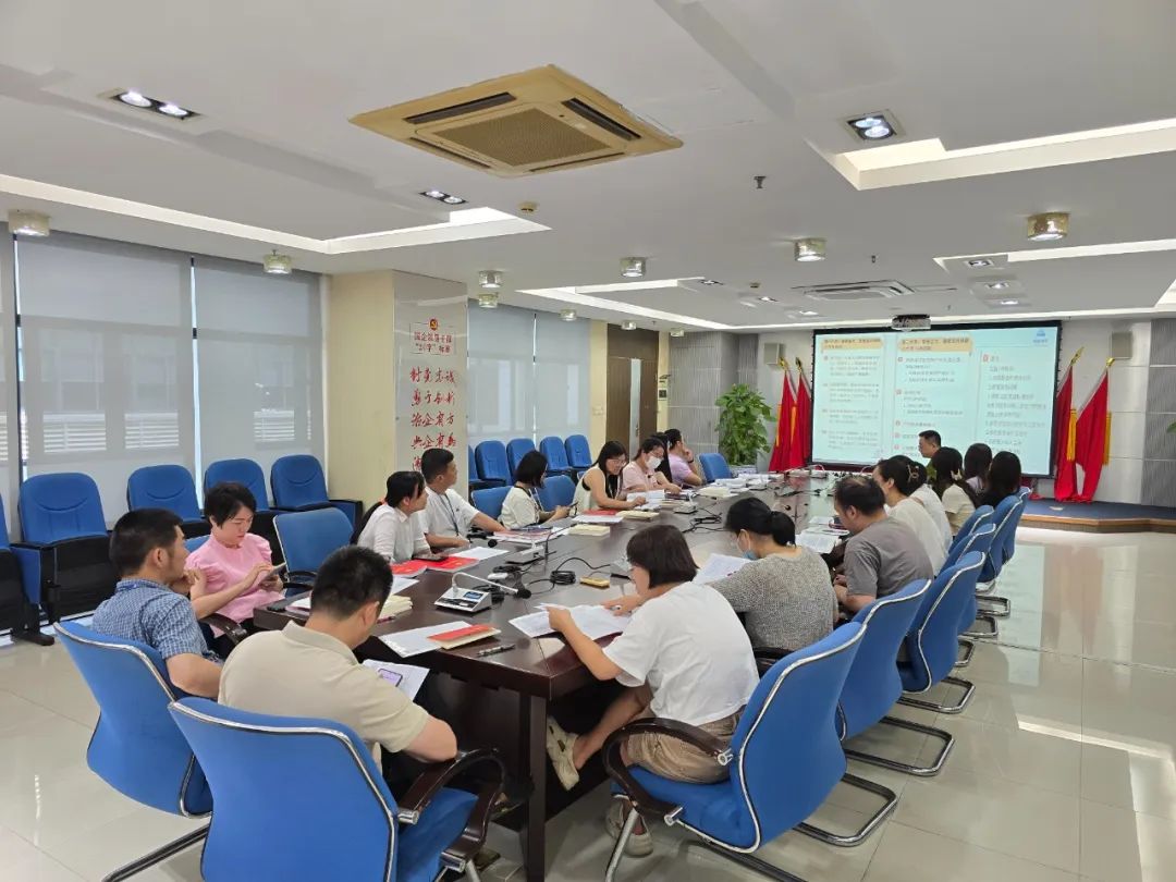 6月12日，，，，Z6尊龙凯时召开第二季度党建事情推进会，，，，对下层党组织建设、学习教育事情等举行安排安排，，，，并开展上半年党支部事情互查互检互评，，，，以“查、评、改、促”四步闭环机制提升下层党建标准化规范化水平。。。。.jpg