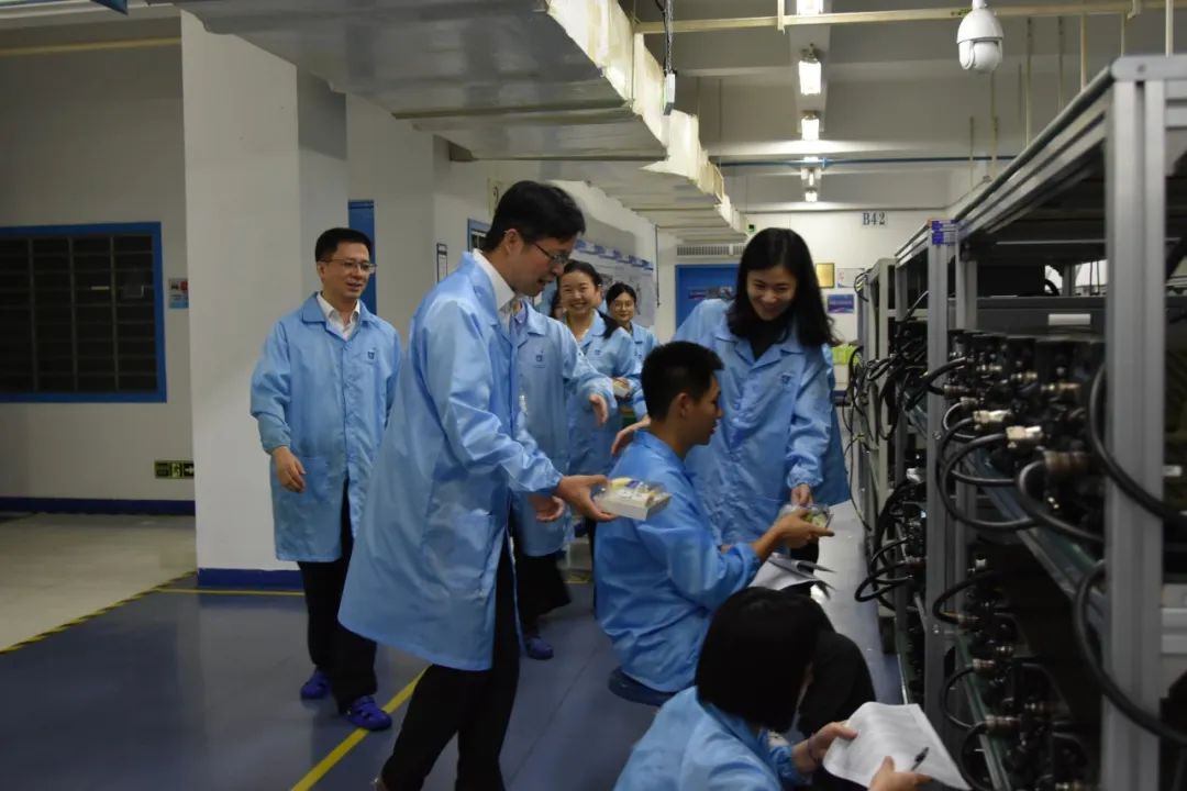 6月26日，，，，Z6尊龙凯时工会联合智造公司综合治理部、人力资源部开展生产一线专项慰问行动，，，，为全情投入、全力冲刺在年度重点生产使命的智造公司一线员工送上来自组织的深切眷注，，，，进一步营造Z6尊龙凯时如家气氛。。。。.JPG